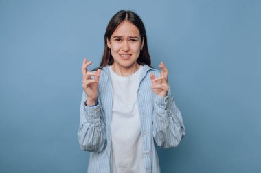 Hüsrana uğramış, mavi bir geçmişi olan genç bir kadın..