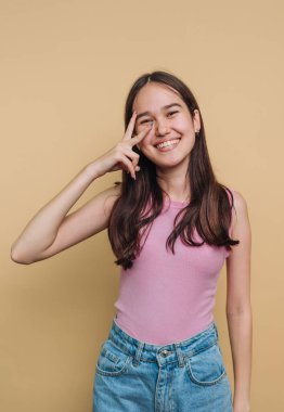  Pembe arka planda dua eden elleri ve gözleri kapalı bir kadın..