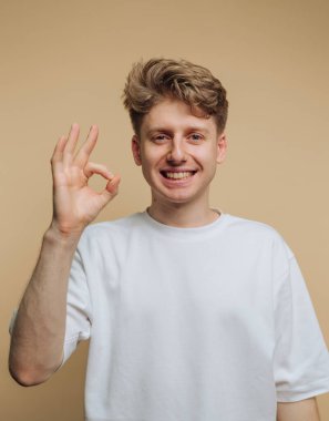 Neşeli genç bir adam eliyle 