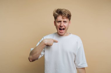 Saçları dağınık bir adam kendini gösterip duygularını gösterirken hareketli görünür. Tarafsız zemin, onun anlamlı jestlerini vurguluyor, kişisel ya da ilişkilendirilebilir bir an olduğunu gösteriyor..