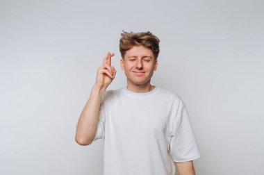 Şans dileyen genç adam..