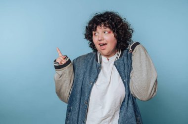 Yukarı doğru kıvırcık saçlı, kot ceket giyen biri..