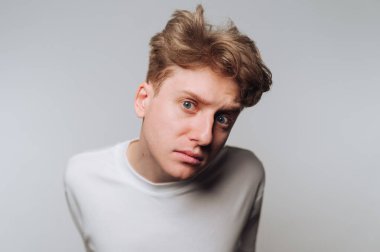 Meraklı genç adam, öne eğiliyor..