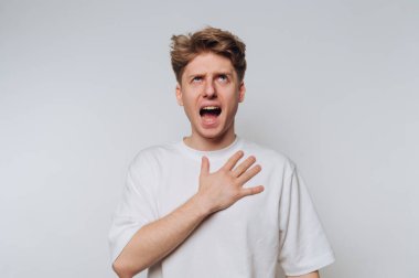 Beyaz gömlekli genç adam şaşırdığını ya da inanmadığını söylüyor..