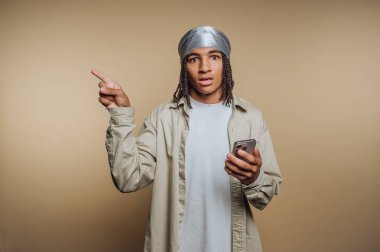 Akıllı telefonu yana bakan, tarafsız bir geçmişi olan genç biri..