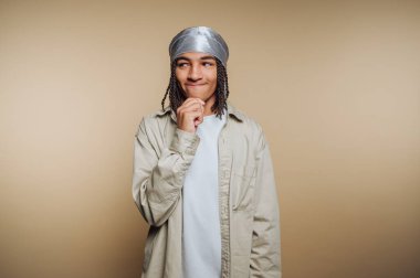 Düşünceli bir yüz ifadesi olan genç bir adam..