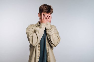 Yüzünü ellerle örten, stresi ifade eden biri..
