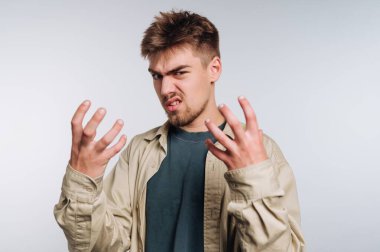 Elleri havada hayal kırıklığını ifade eden genç adam.