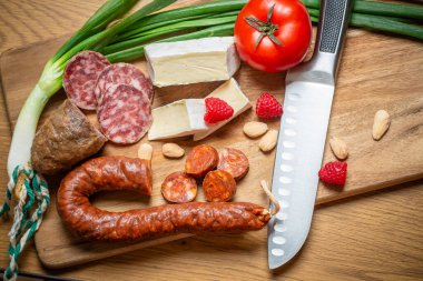 Parlak dilimlenmiş sosis, peynir ve sebze.