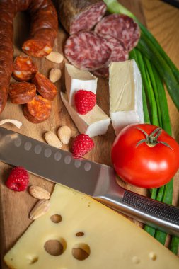 Parlak dilimlenmiş sosis, peynir ve sebze.