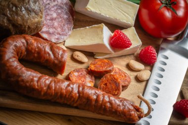 Parlak dilimlenmiş sosis, peynir ve sebze.