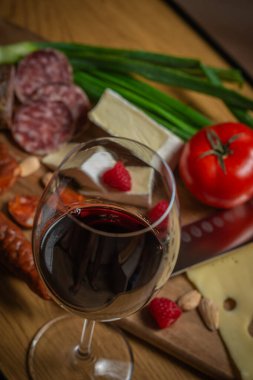 Parlak dilimlenmiş sosis, peynir ve sebze.