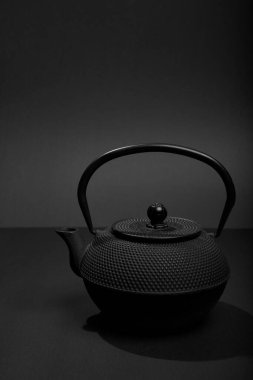 Siyah arkaplanda siyah matal çaydanlık