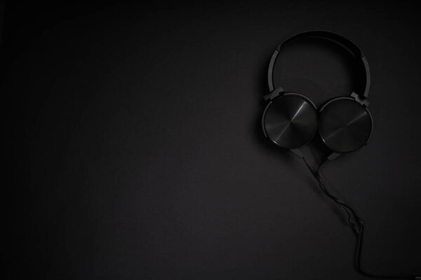 черные наушники на черном фоне