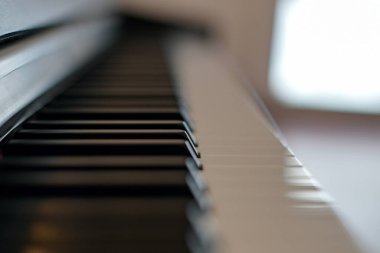 Müzik odasındaki piyano tuşlarının yakın görüntüsü