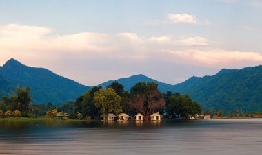 Seyahat Lam Taphoen Reservoir Suphan Buri, Tayland