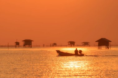 Tayland 'ın balıkçıları için denizde ahşap kulübeler..