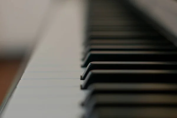 Close Van Pianotoetsen Een Muziekkamer — Stockfoto
