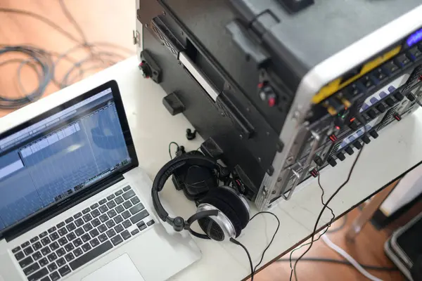Kayıt Stüdyosundaki Bilgisayar Kulaklıkların Yakın Çekim Görüntüleri — Stok fotoğraf