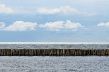 Bambu işlemeli deniz dalgalarını korumak için.