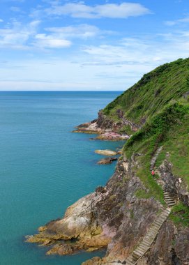 Uçurumlar, kayalar denize dökülür, Tayland,
