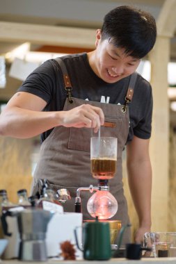 Kahveci kahve yapmak için ekipman hazırlıyor..