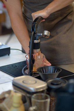 Kahveci kahve yapmak için ekipman hazırlıyor..