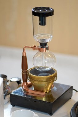 Kahveci kahve yapmak için ekipman hazırlıyor..