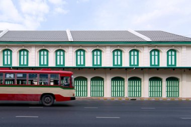 Bangkok 'un kırmızı ve krem rengi otobüsleri ve metro istasyonu binası.