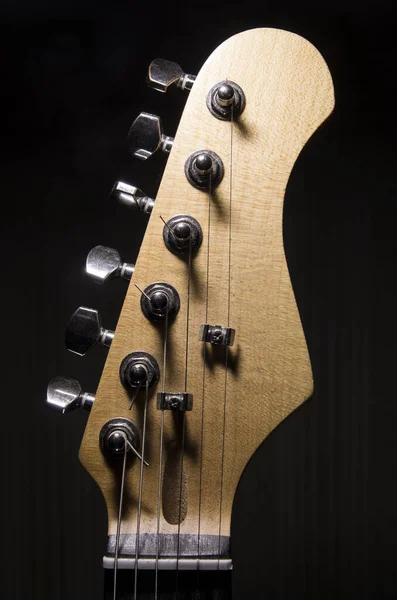 Cabeza Una Guitarra Eléctrica Sobre Fondo Oscuro —  Fotos de Stock