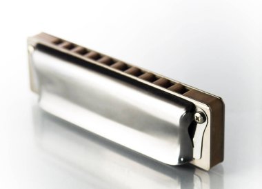 Beyaz arkaplanda bir mızıka