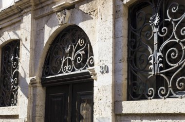 Kapısı ve penceresi olan eski bir Yunan evinin cephesi