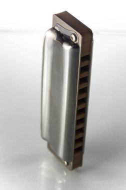 Beyaz arkaplanda bir mızıka