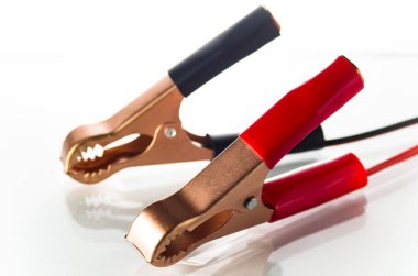 Beyaz arka planda iki şarjör.