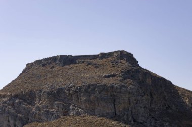 Greec 'te bir adanın kayalığındaki eski kale.