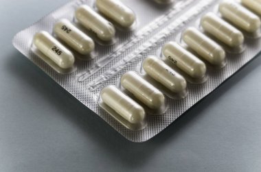 İçinde gri haplar olan bir paketin parçası.