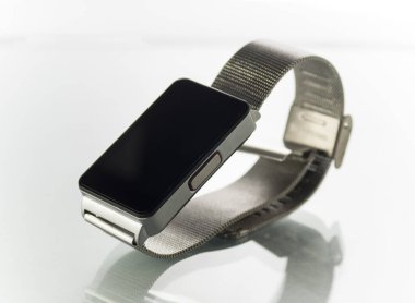 Beyaz arka planda metal bileziği olan akıllı saat