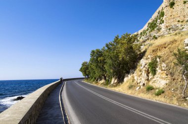Deniz kıyısındaki araba yolu, manzara