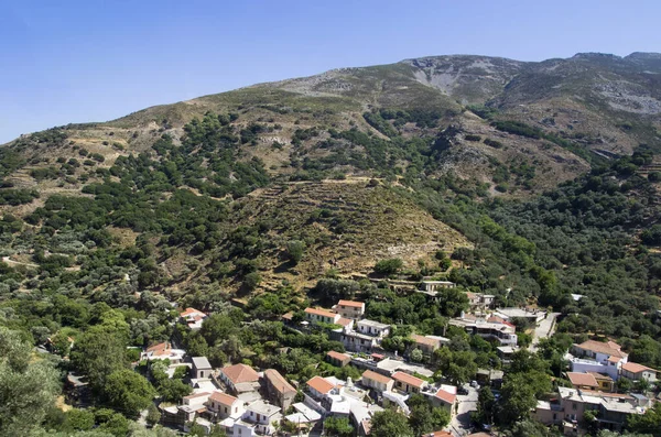 Dağ yamacındaki Yunan köyü, manzara