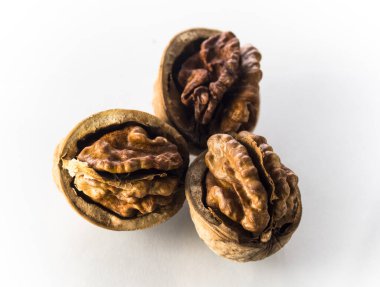 Beyaz arka planda üç açık ceviz