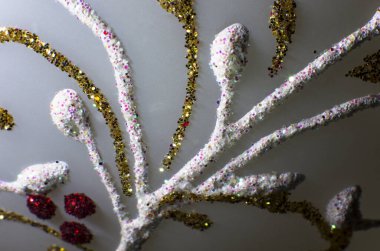 Beyaz arka planda, çok renkli kıvılcımlar, yakın plan.