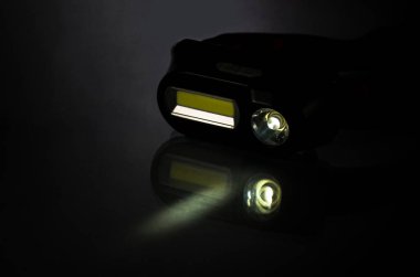 Karanlıkta bir far parlıyor