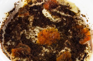 Kurutulmuş kayısılı kremalı tatlı, üst manzara, yakın çekim.