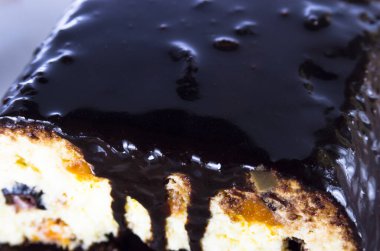 Çikolatalı peynirli kek tabakta.