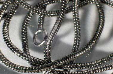 Beyaz arkaplanda gümüş zincir yakın plan