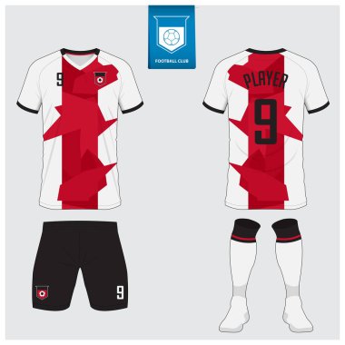 Futbol forması seti ya da futbol kulübü için futbol takımı tasarımı. Futbol tişörtü, kısa, çorap şablonu. Futbol forması ön tarafta, arka planda. Düz dizaynlı futbol rozeti. Vektör İllüstrasyonu. 