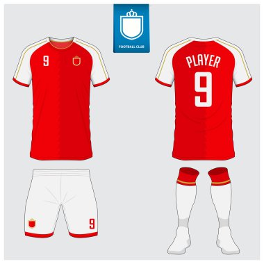 Futbol forması seti ya da futbol kulübü için futbol takımı tasarımı. Futbol tişörtü, kısa, çorap şablonu. Futbol forması ön tarafta, arka planda. Düz dizaynlı futbol rozeti. Vektör İllüstrasyonu. 