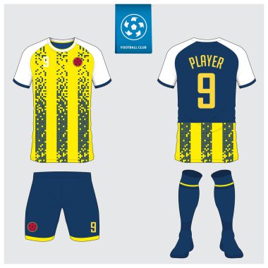 Futbol forması seti ya da futbol kulübü için futbol takımı tasarımı. Futbol tişörtü, kısa, çorap şablonu. Futbol forması ön tarafta, arka planda. Düz dizaynlı futbol rozeti. Vektör İllüstrasyonu. 