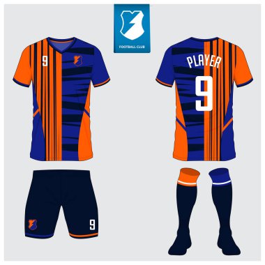Futbol forması ya da futbol kulübü için futbol takımı tasarımı. Futbol tişörtü, kısa, çorap şablonu. Futbol forması ön tarafta, arka planda. Düz dizaynlı futbol logosu. Vektör İllüstrasyonu. 