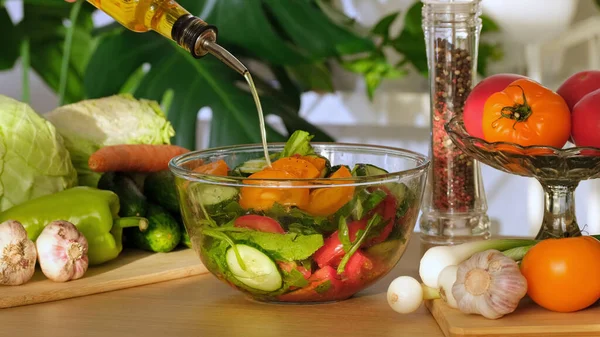 Huile Olive Verser Sur Salade Légumes Salade Bio Été Dans — Photo